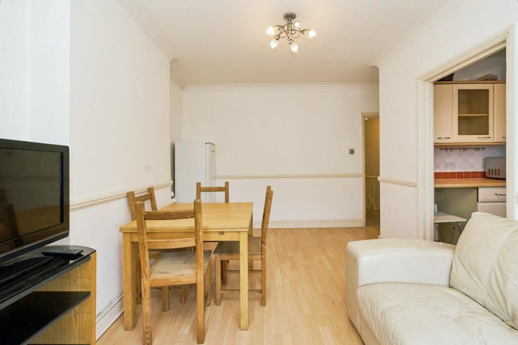 First Floor Flat, 6 Hawks Road, Kingston upon Thames, Kingston upon Thames, KT1 3EG
