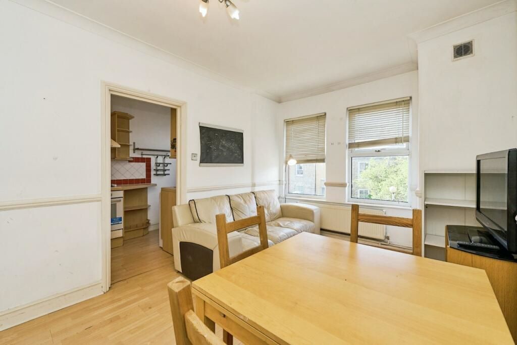 First Floor Flat, 6 Hawks Road, Kingston upon Thames, Kingston upon Thames, KT1 3EG