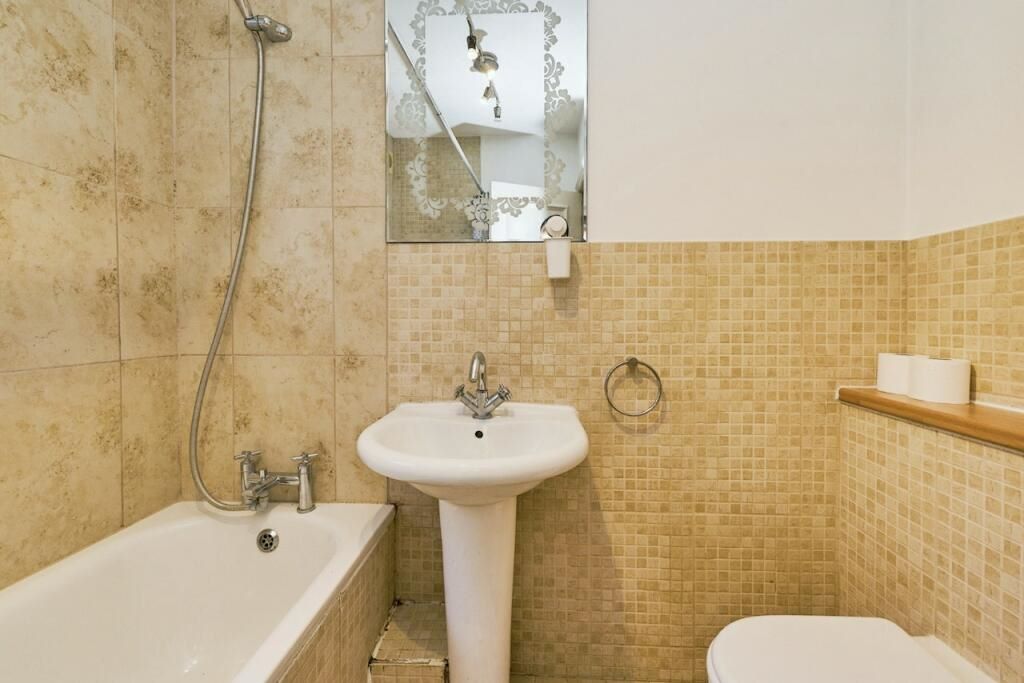 First Floor Flat, 6 Hawks Road, Kingston upon Thames, Kingston upon Thames, KT1 3EG