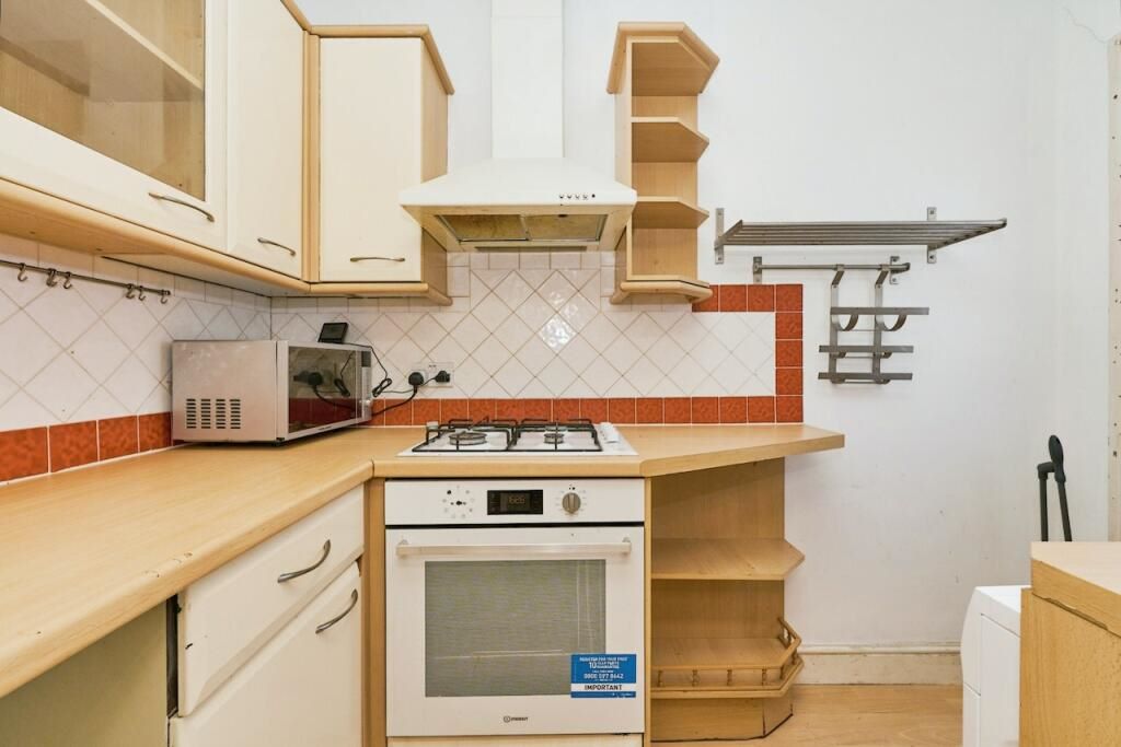 First Floor Flat, 6 Hawks Road, Kingston upon Thames, Kingston upon Thames, KT1 3EG