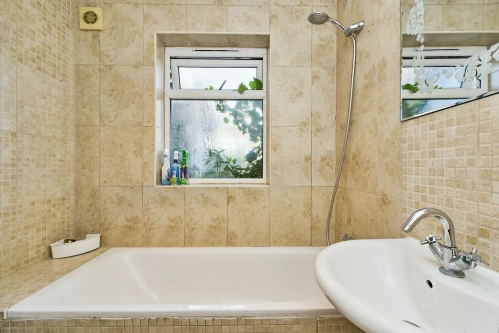 First Floor Flat, 6 Hawks Road, Kingston upon Thames, Kingston upon Thames, KT1 3EG