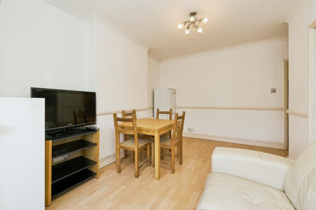 First Floor Flat, 6 Hawks Road, Kingston upon Thames, Kingston upon Thames, KT1 3EG