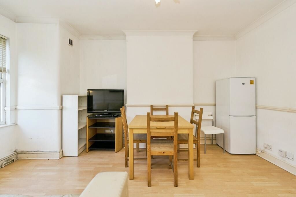 First Floor Flat, 6 Hawks Road, Kingston upon Thames, Kingston upon Thames, KT1 3EG