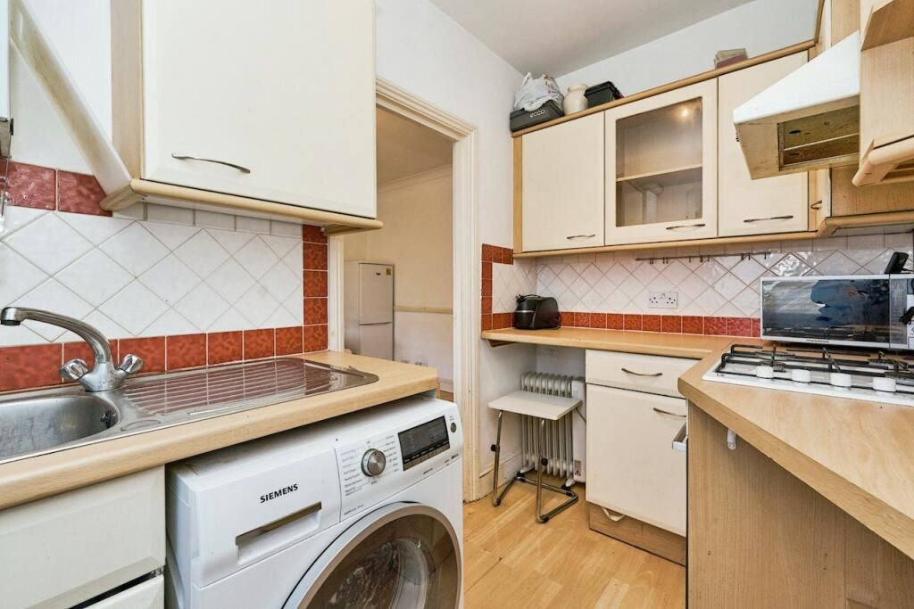 First Floor Flat, 6 Hawks Road, Kingston upon Thames, Kingston upon Thames, KT1 3EG