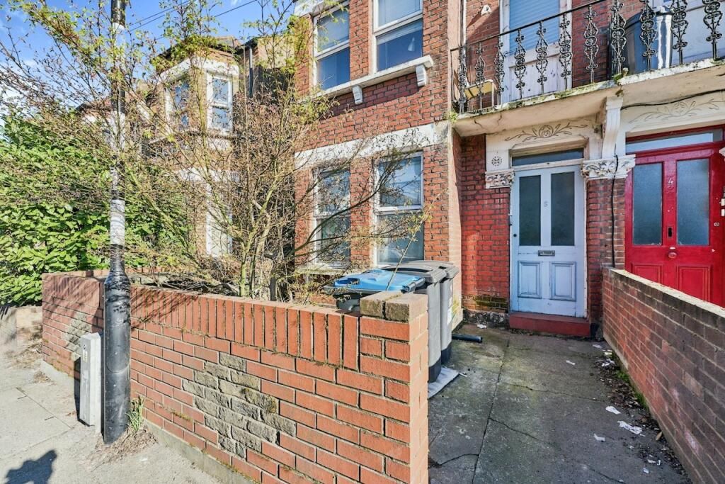 First Floor Flat, 6 Hawks Road, Kingston upon Thames, Kingston upon Thames, KT1 3EG