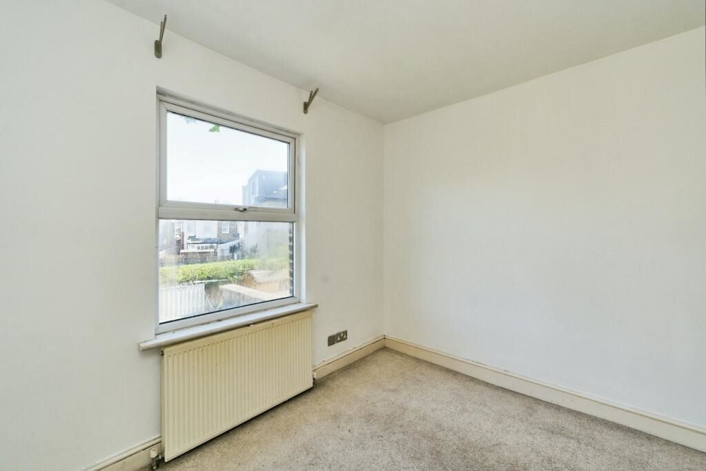 First Floor Flat, 6 Hawks Road, Kingston upon Thames, Kingston upon Thames, KT1 3EG