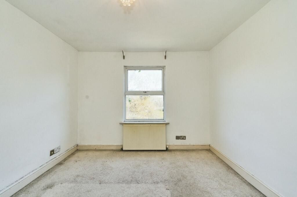 First Floor Flat, 6 Hawks Road, Kingston upon Thames, Kingston upon Thames, KT1 3EG