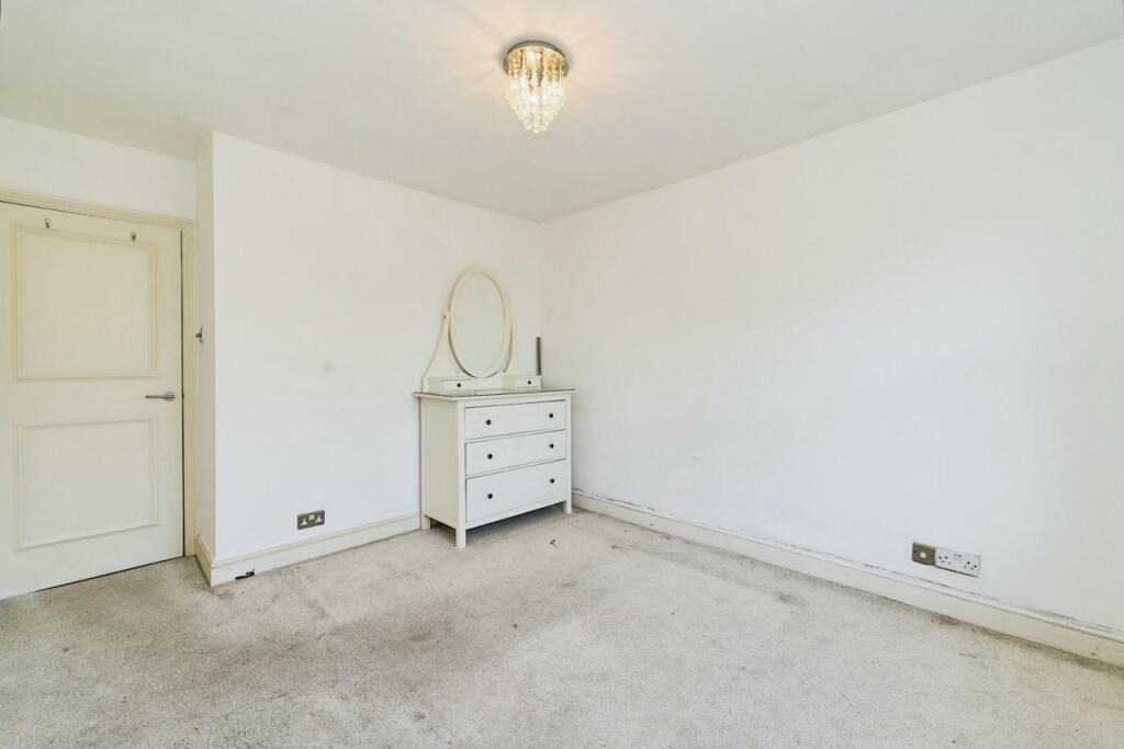 First Floor Flat, 6 Hawks Road, Kingston upon Thames, Kingston upon Thames, KT1 3EG
