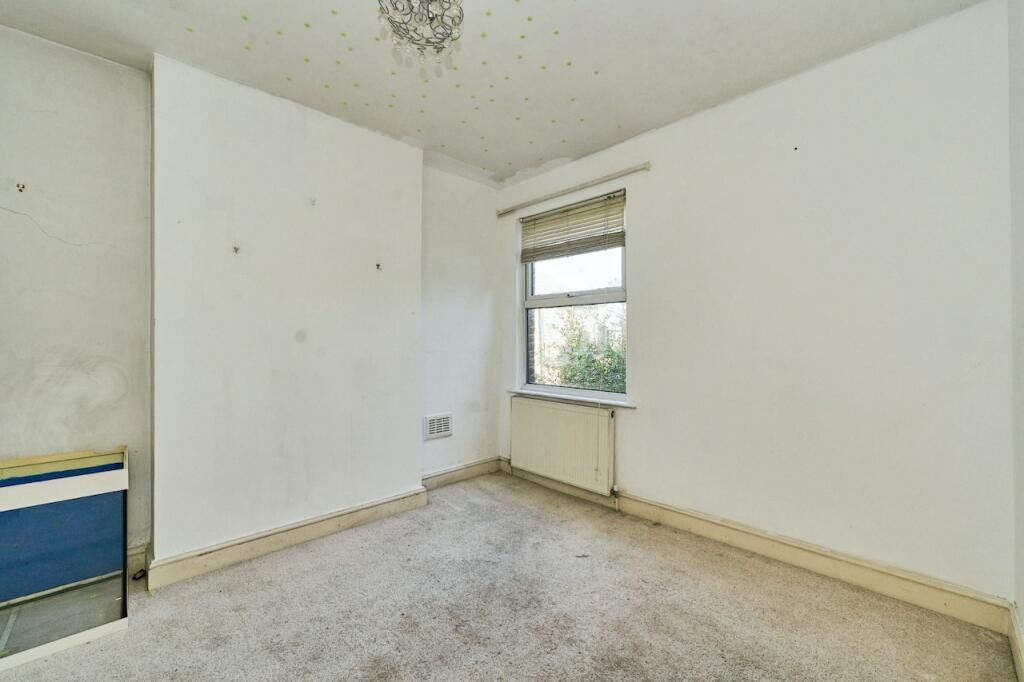 First Floor Flat, 6 Hawks Road, Kingston upon Thames, Kingston upon Thames, KT1 3EG