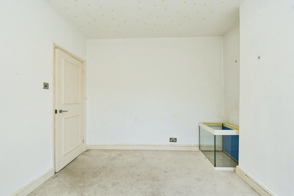 First Floor Flat, 6 Hawks Road, Kingston upon Thames, Kingston upon Thames, KT1 3EG