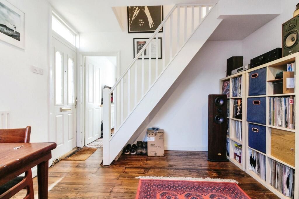 Thames, Middlesex, TW18 4HT