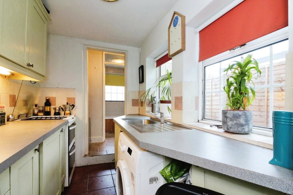 Thames, Middlesex, TW18 4HT