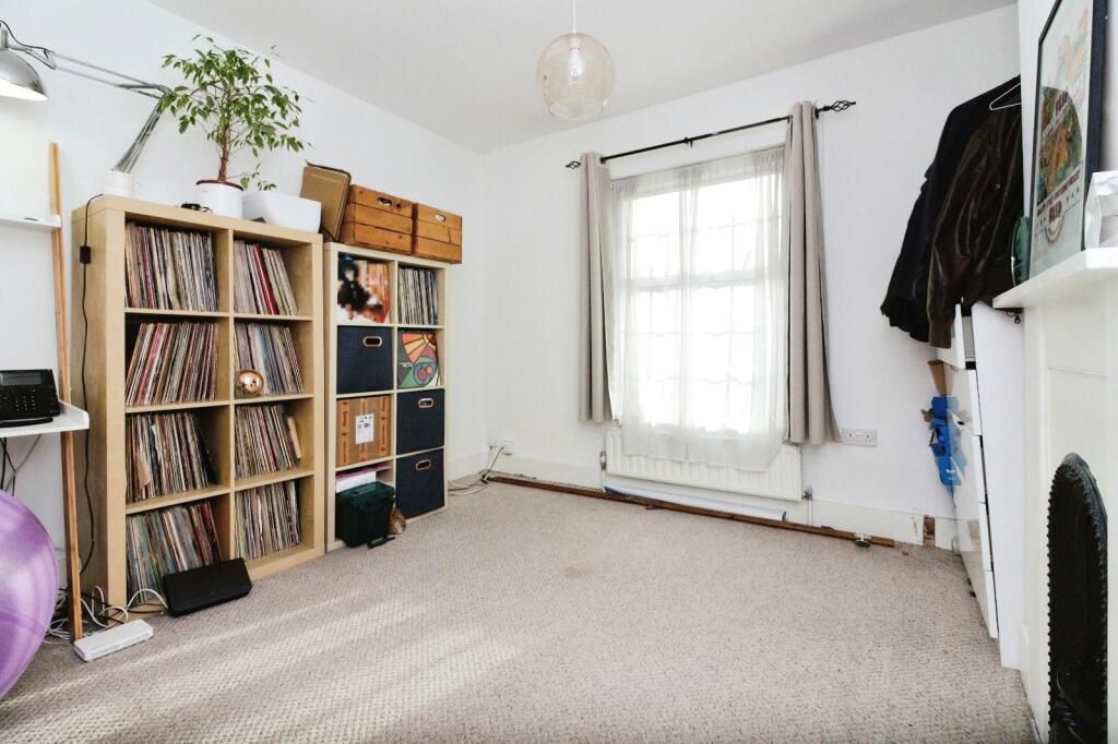 Thames, Middlesex, TW18 4HT