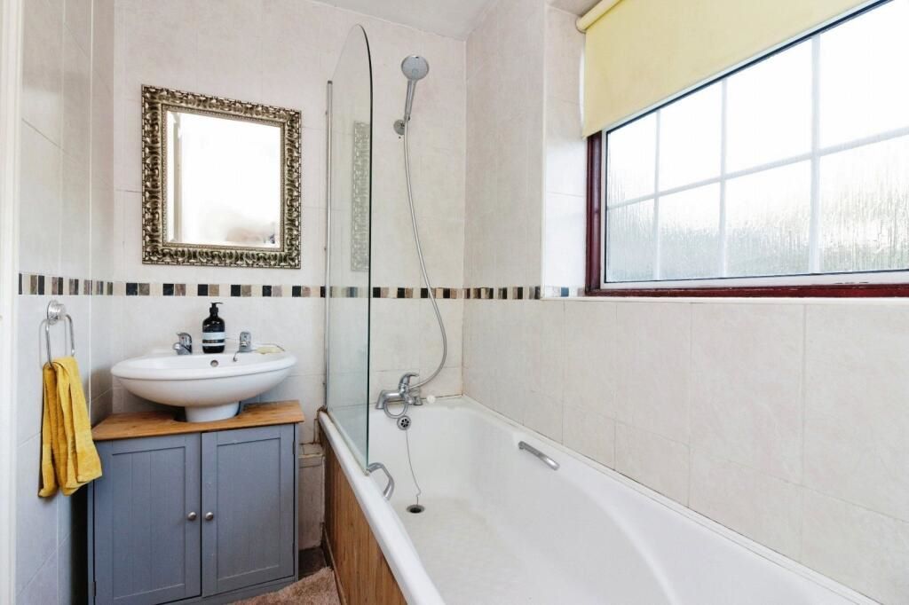 Thames, Middlesex, TW18 4HT