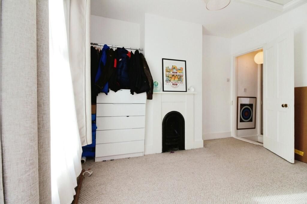 Thames, Middlesex, TW18 4HT