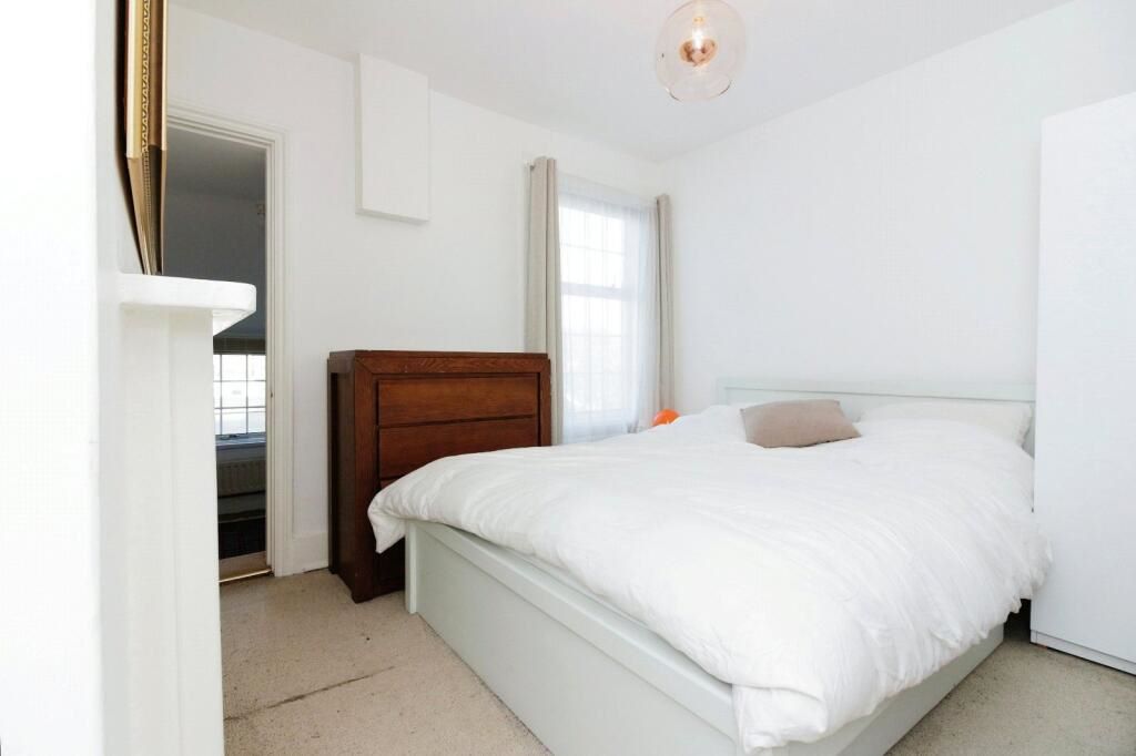 Thames, Middlesex, TW18 4HT