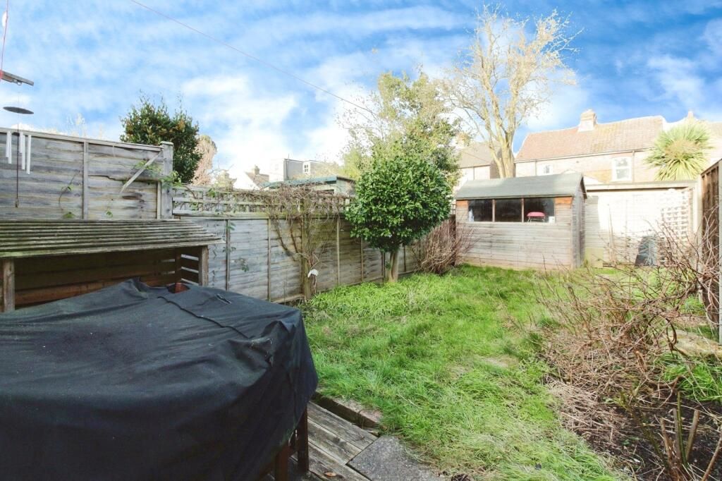 Thames, Middlesex, TW18 4HT