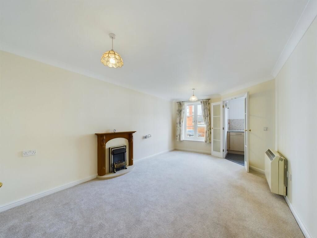 16 Whitings Court Paynes Park, Hitchin, Hertfordshire, SG5 1EJ