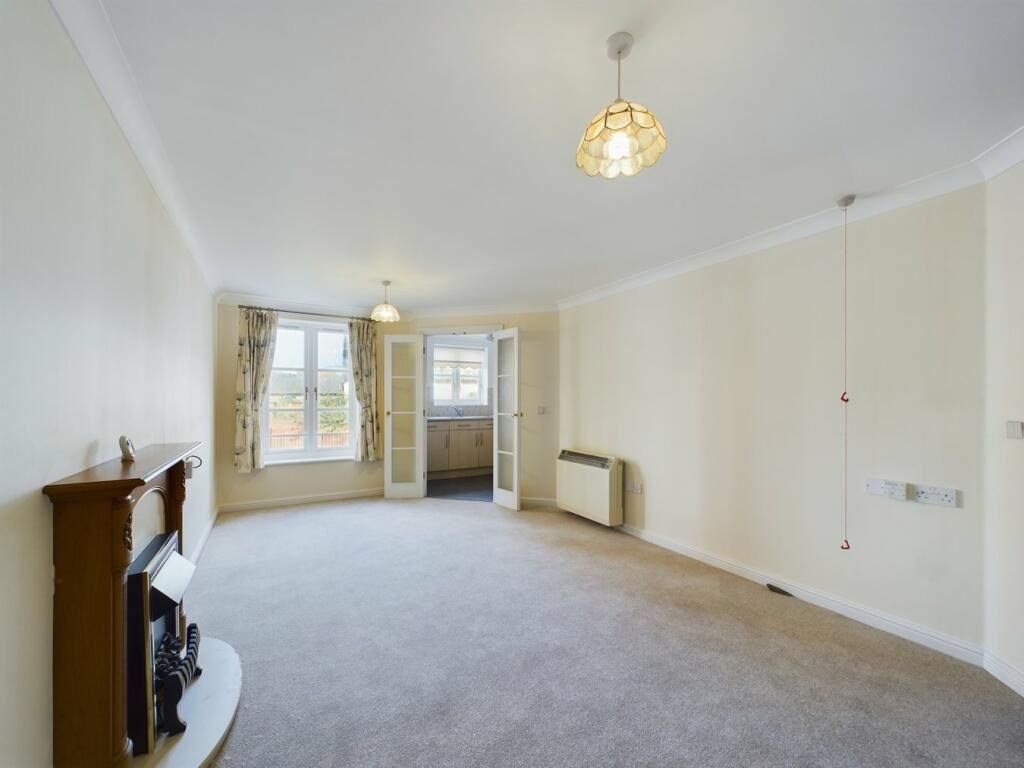 16 Whitings Court Paynes Park, Hitchin, Hertfordshire, SG5 1EJ