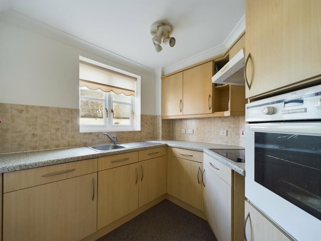 16 Whitings Court Paynes Park, Hitchin, Hertfordshire, SG5 1EJ