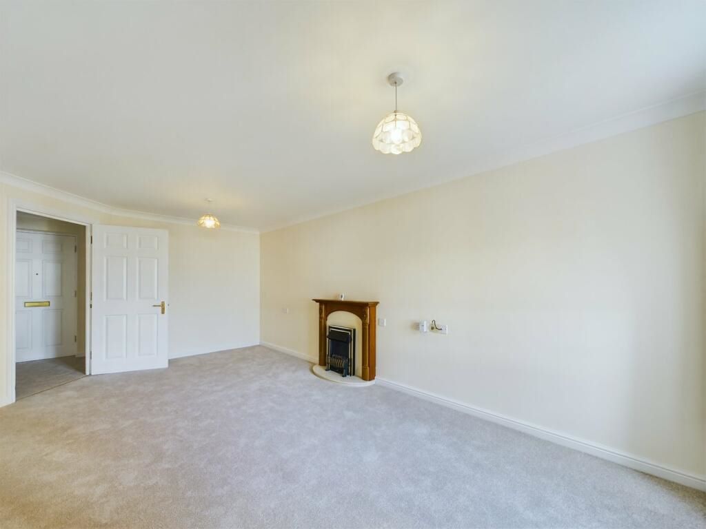 16 Whitings Court Paynes Park, Hitchin, Hertfordshire, SG5 1EJ