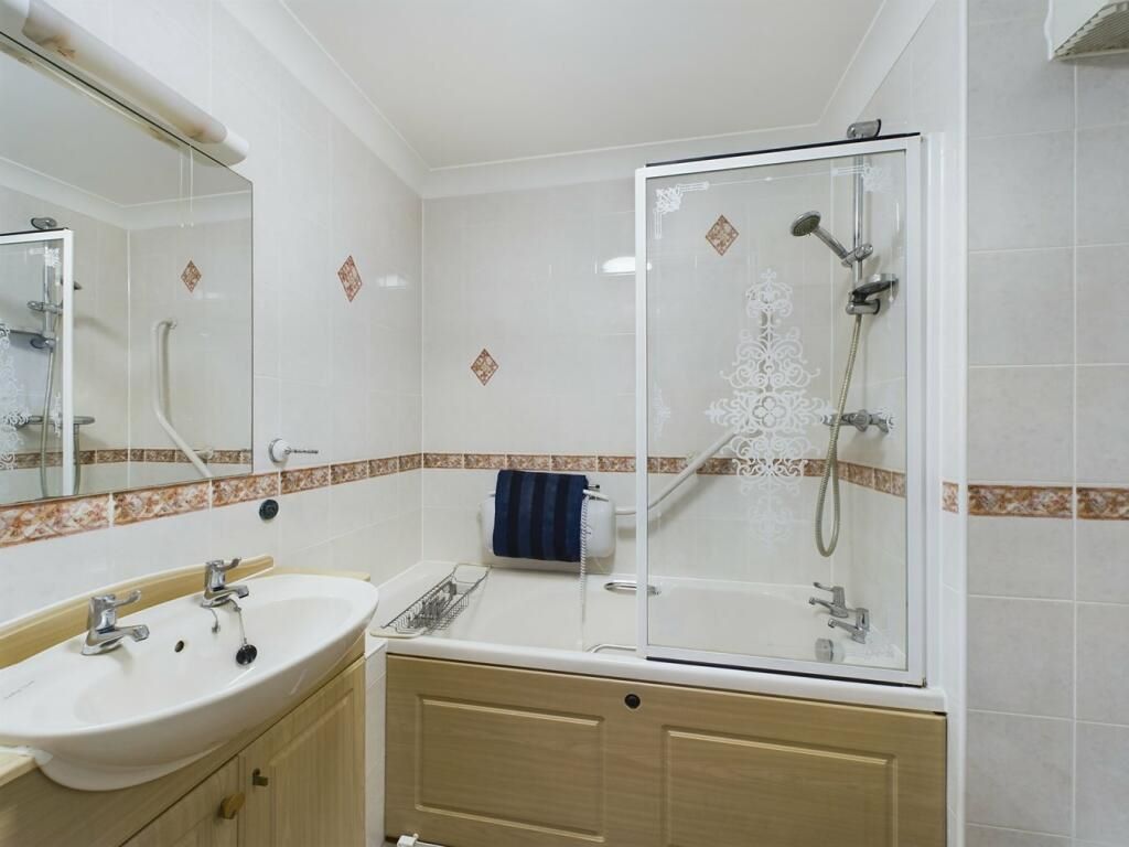 16 Whitings Court Paynes Park, Hitchin, Hertfordshire, SG5 1EJ