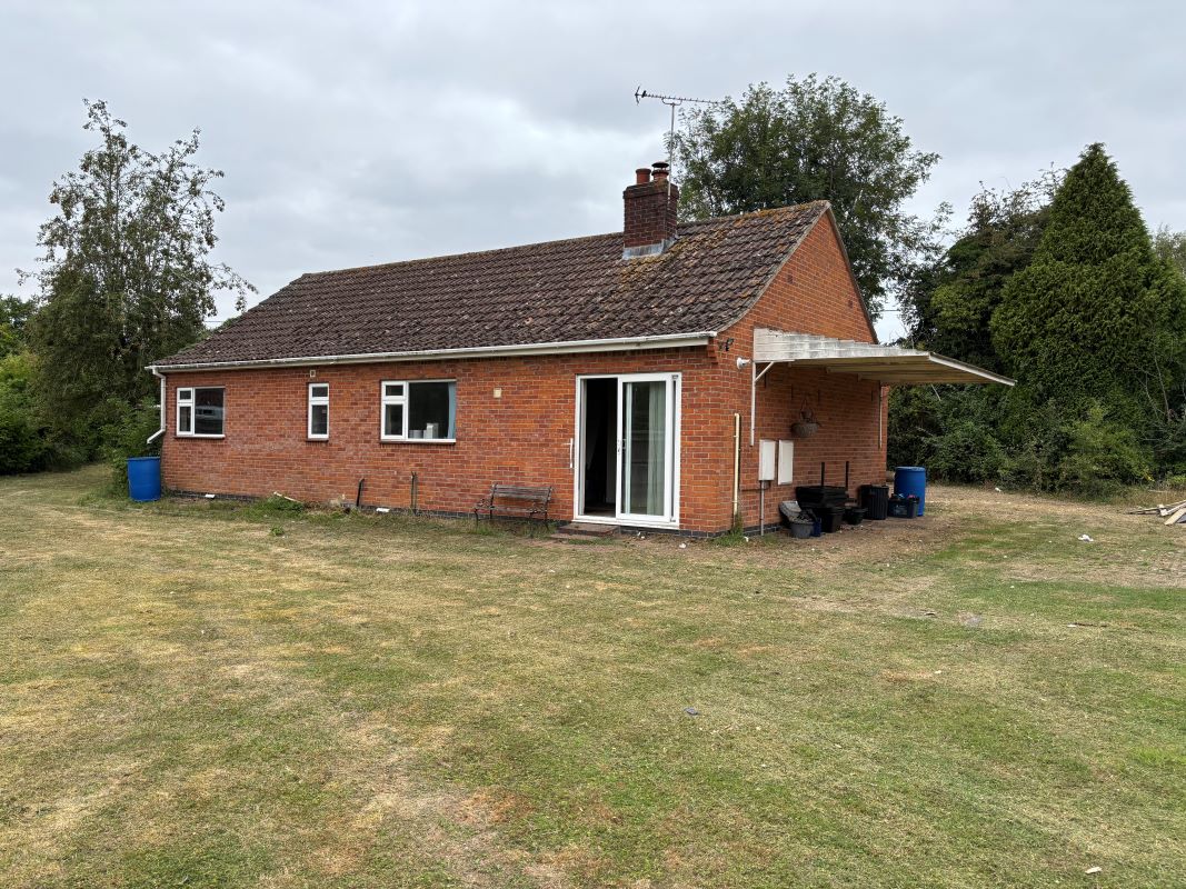 Cedar Wood Bungalow Wallingford Road, Didcot, Oxfordshire, OX11 9BA