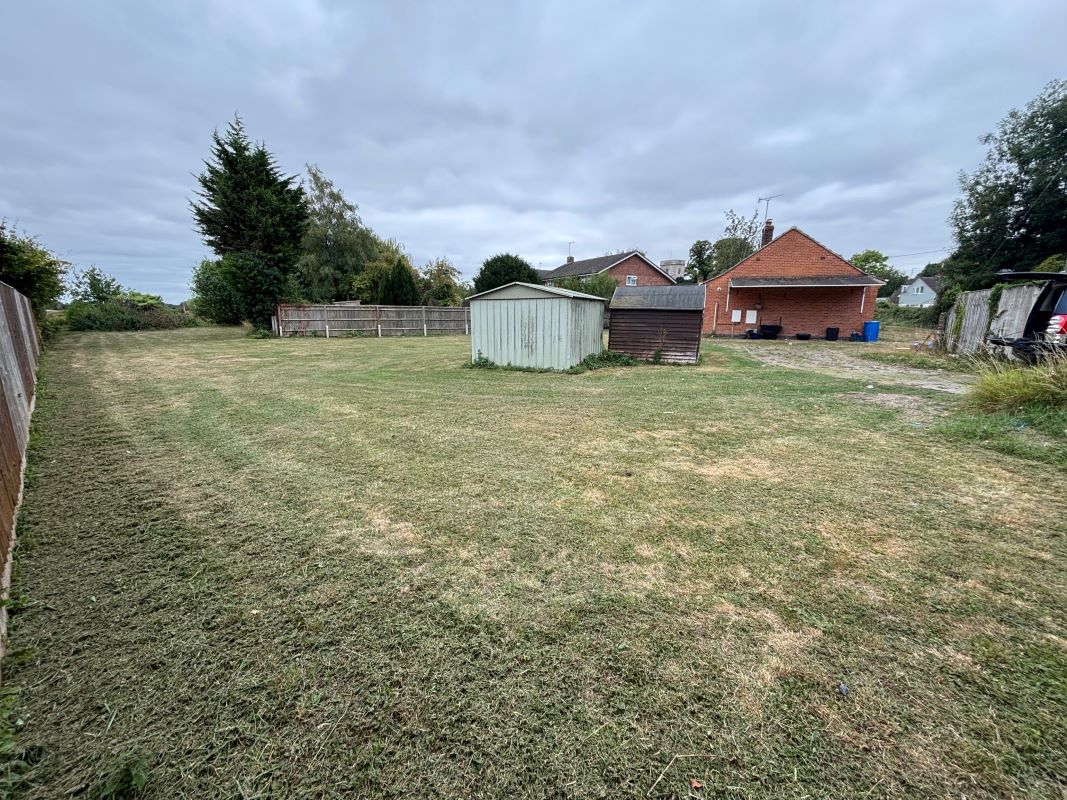 Cedar Wood Bungalow Wallingford Road, Didcot, Oxfordshire, OX11 9BA
