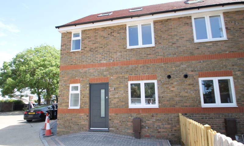 FOR SALE BY PRIVATE TREATY 1 Woodfield Mews, Woodfield Close, Pagham, Bognor Regis, PO21 4AQ