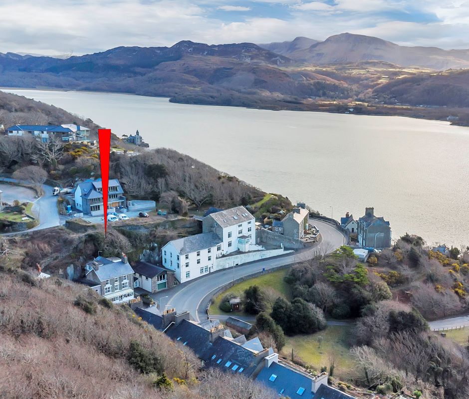 Lawrenny Lodge, Aberamffra Road, Barmouth, Gwynedd, LL42 1SU