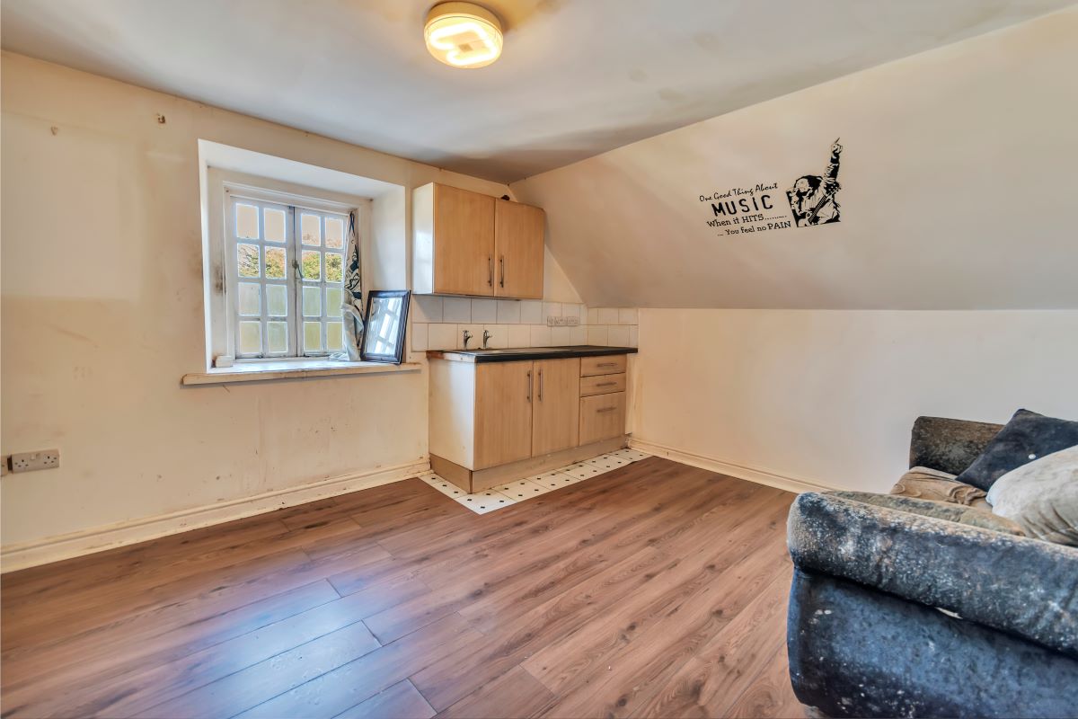 Village Inn, Penmaenmawr Road, Llanfairfechan, Gwynedd, LL33 0NU