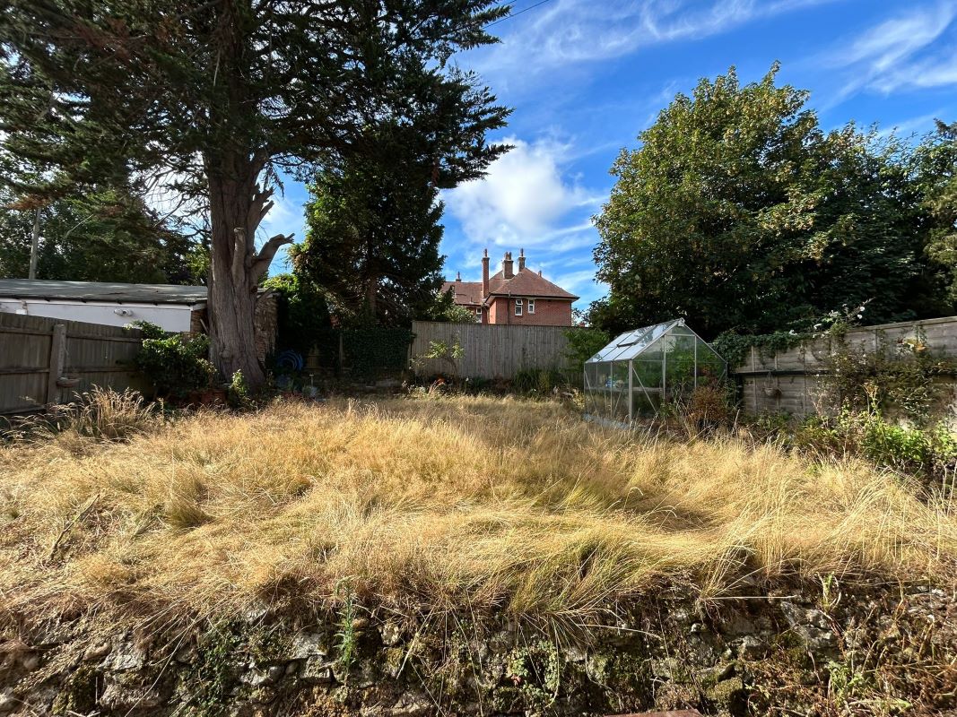 Two Double Bedroom Garden Flat with Garage and Parking