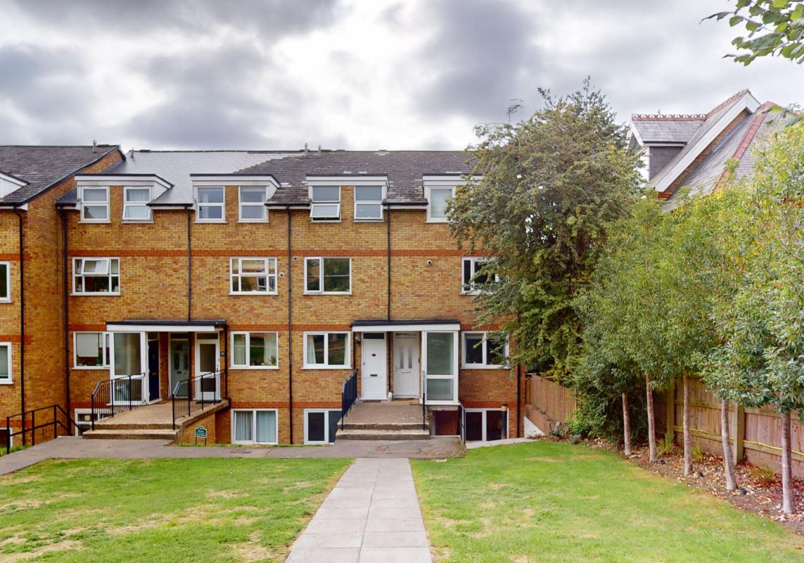 Property for Auction in London - 40 Lincoln Court, Berkhamsted, Hertfordshire, HP4 3EN
