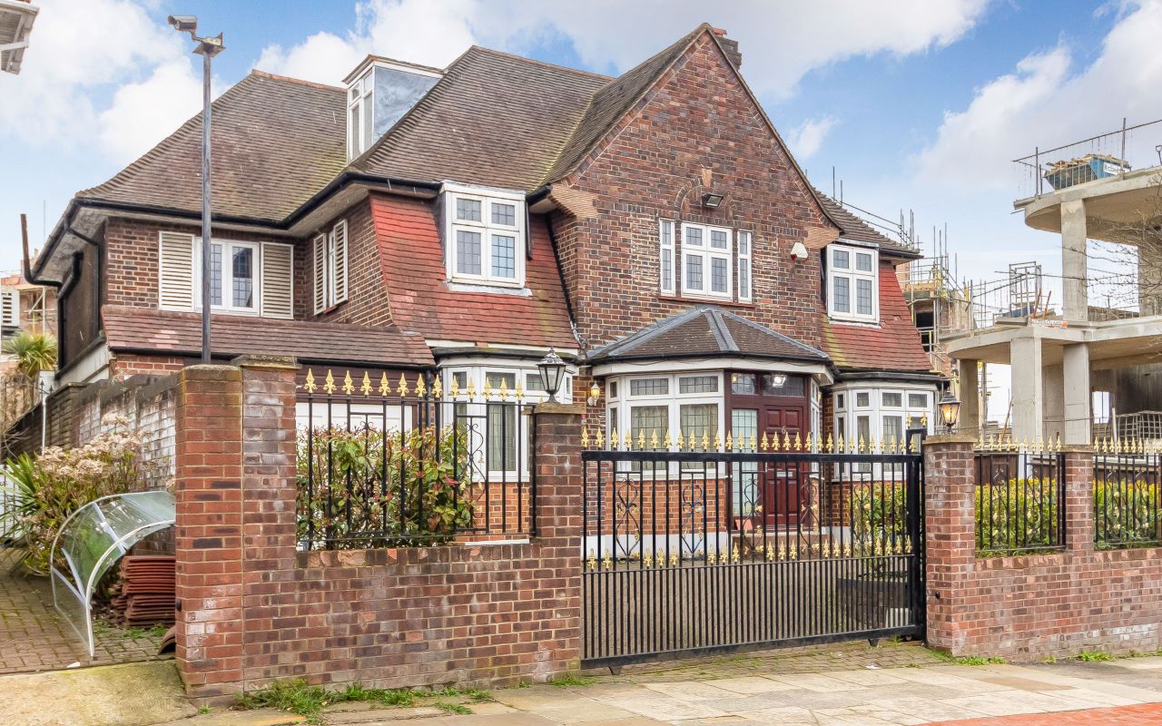 6 Edge Hill Avenue, Finchley, London, N3 3AY