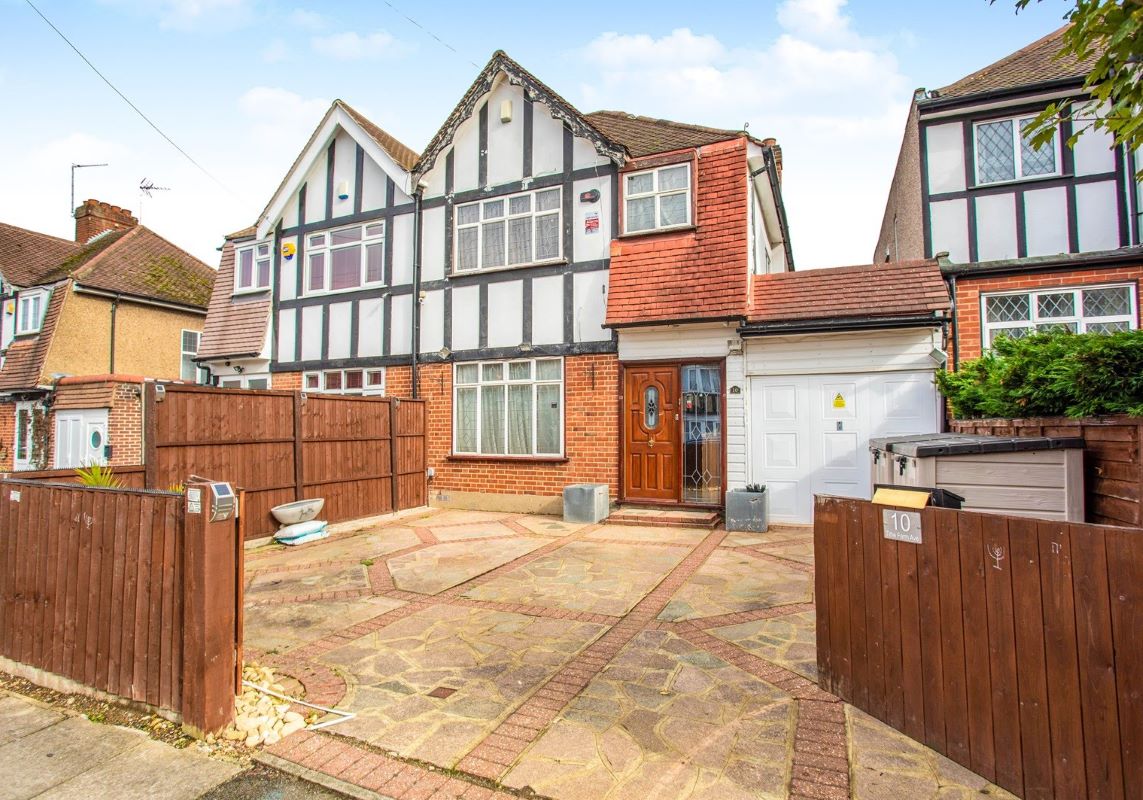 10 Tithe Farm Avenue, Harrow, Middlesex, HA2 9AE