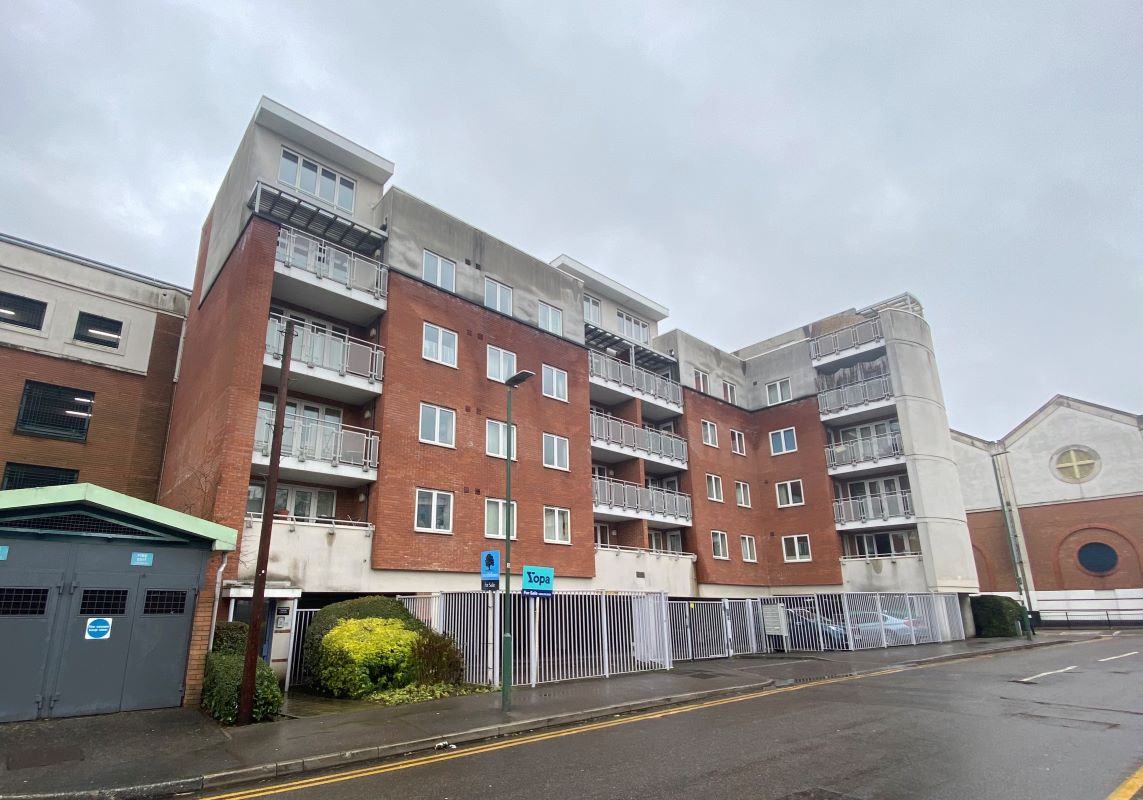 Flat 13 Grosvenor House, 32 West Street, Sutton, Surrey, SM1 1SG