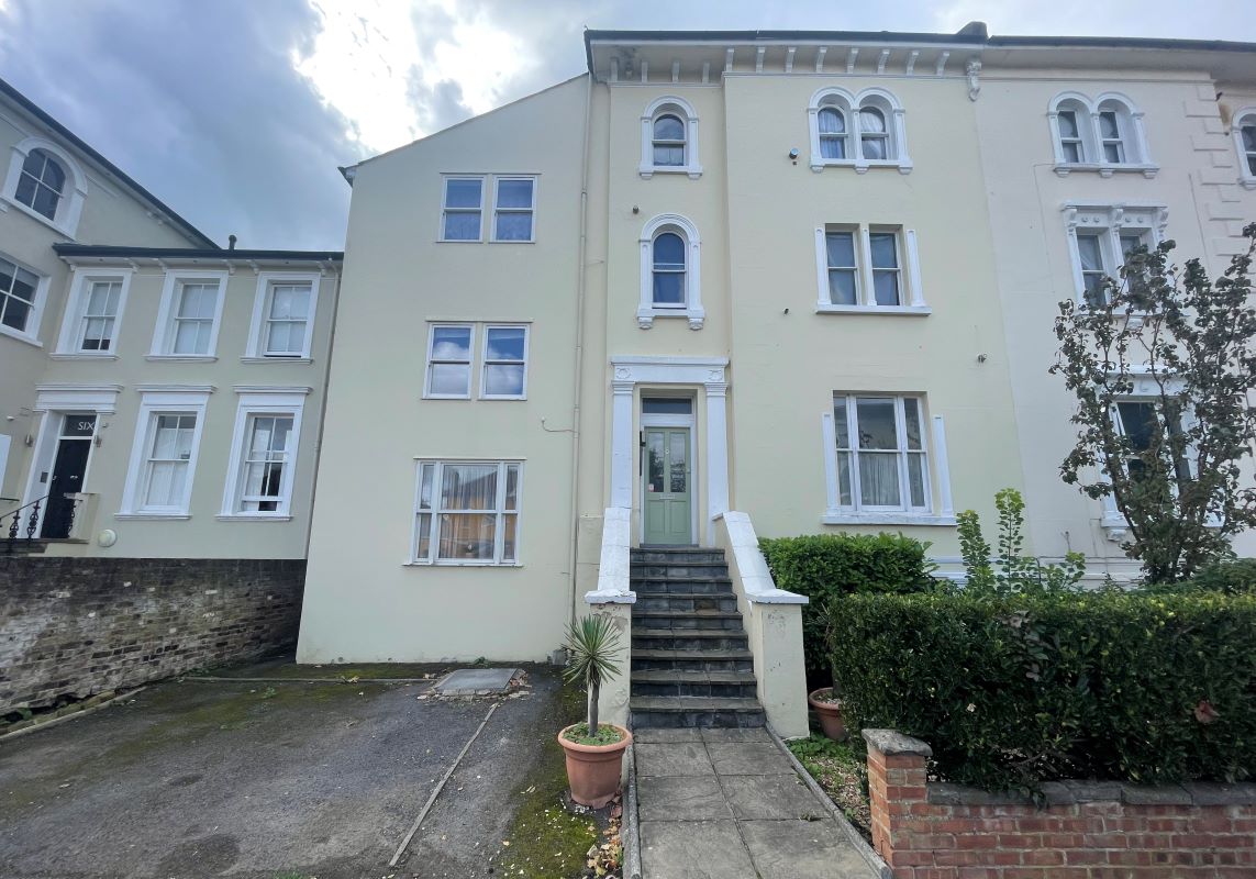 Flat 5, 8 Cadogan Road, Surbiton, Surrey, KT6 4DL