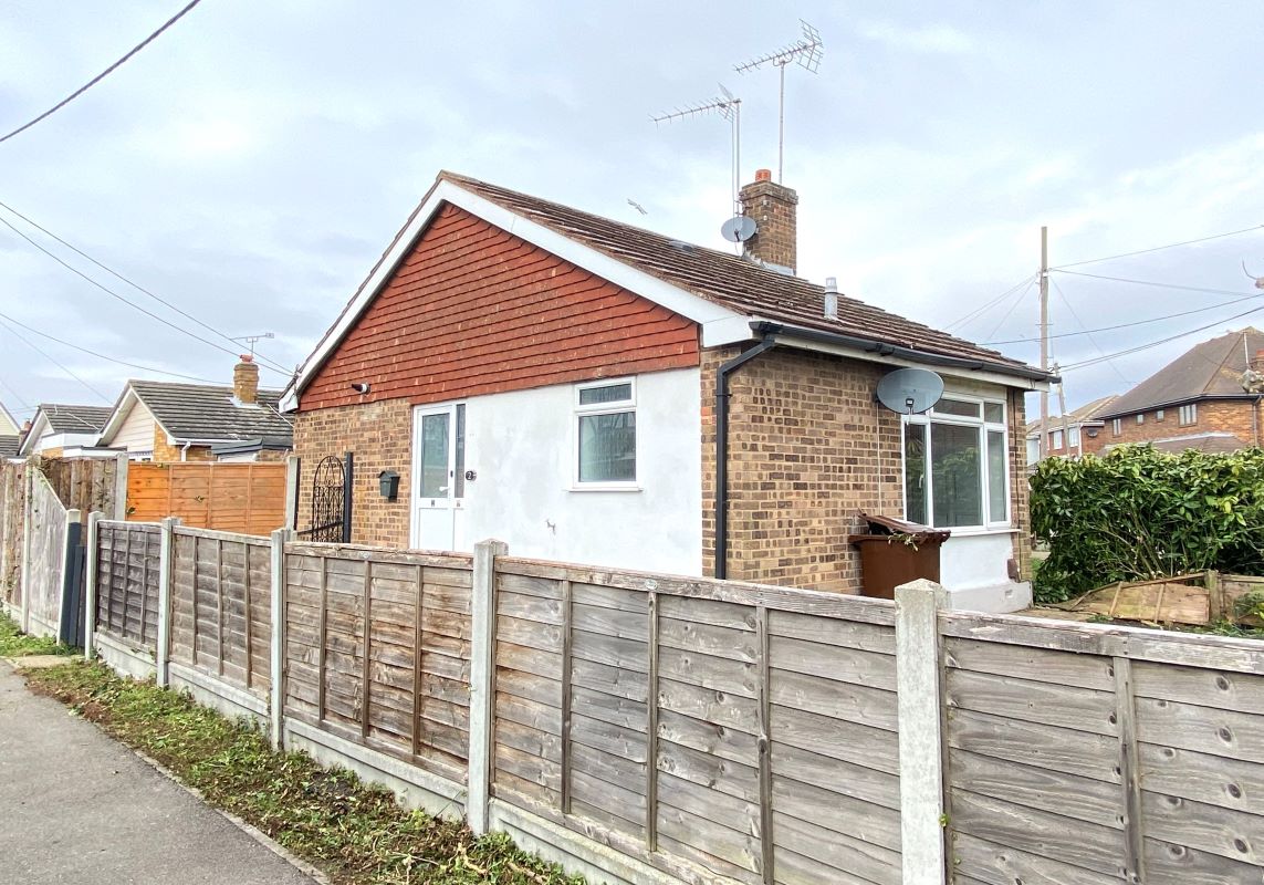 2 Letzen Road, Canvey Island, Essex, SS8 9AW