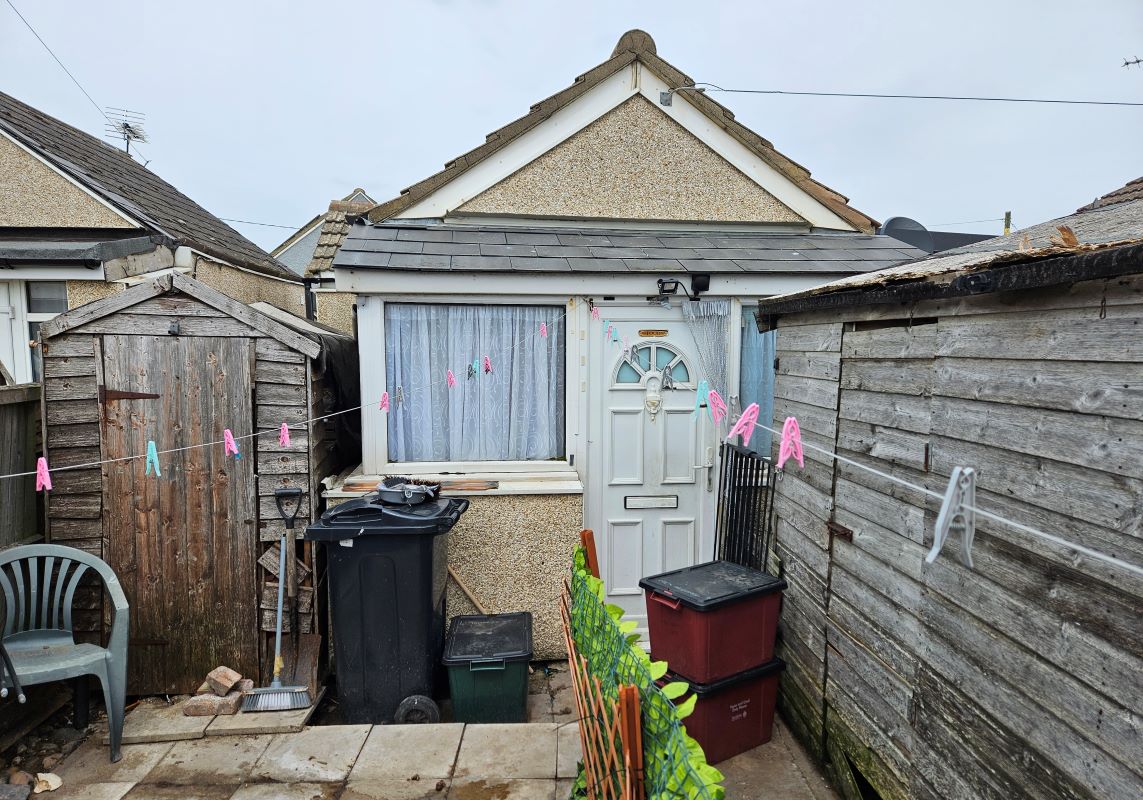 4 Tamarisk Way, Jaywick, Clacton-on-Sea, Essex, CO15 2HZ