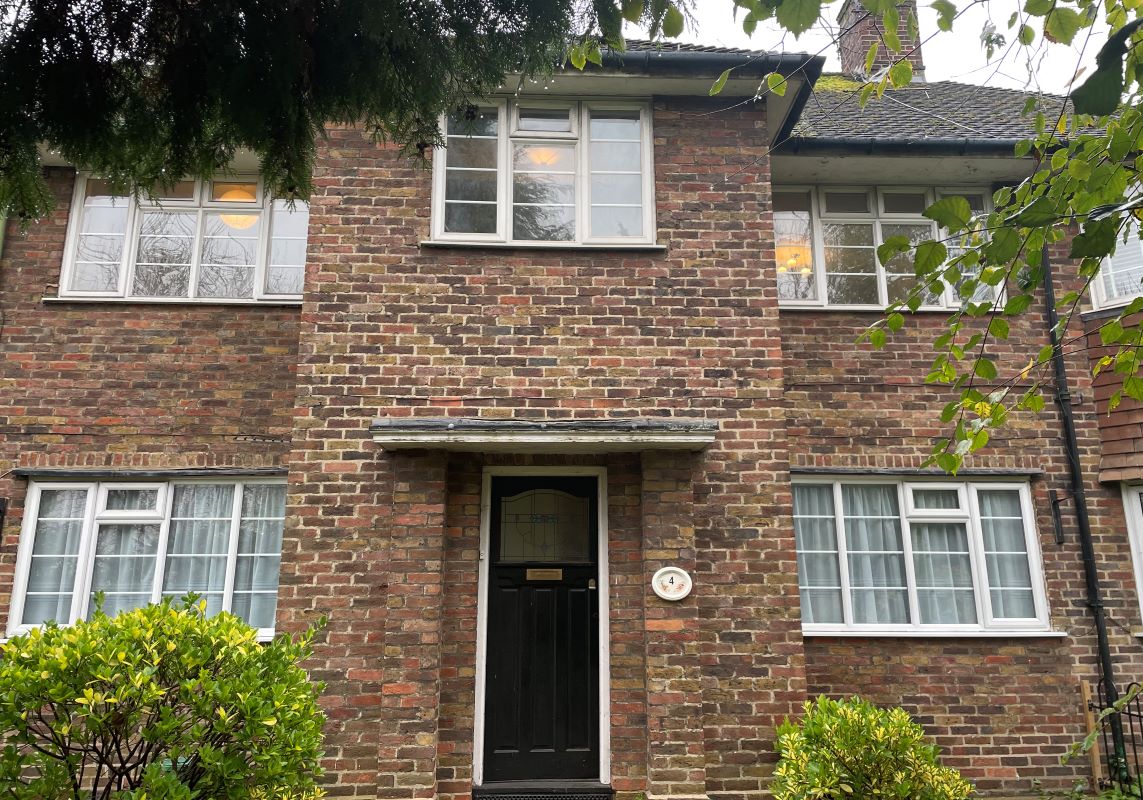 Flat 4 Woodcote Court, Dorking Road, Epsom, Surrey, KT18 7JP