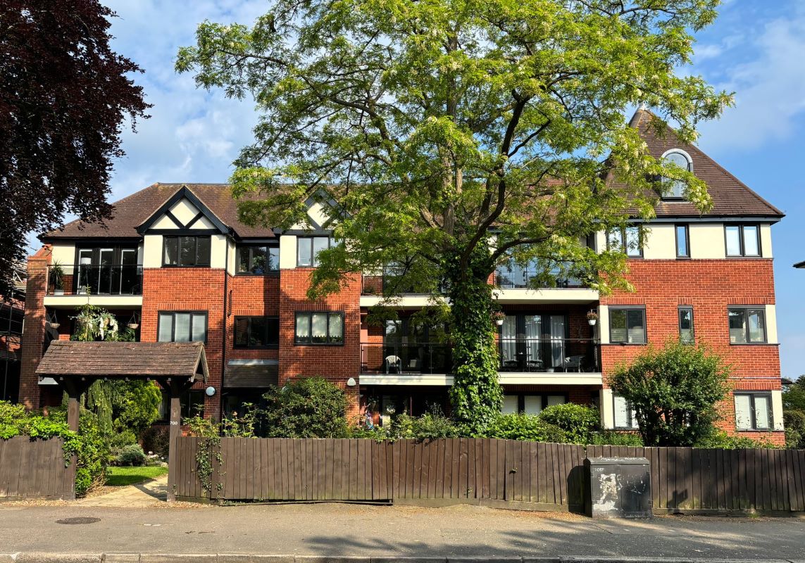 Flat 6 Lords Bushes Court, 700 High Road, Buckhurst Hill, Essex, IG9 5HY