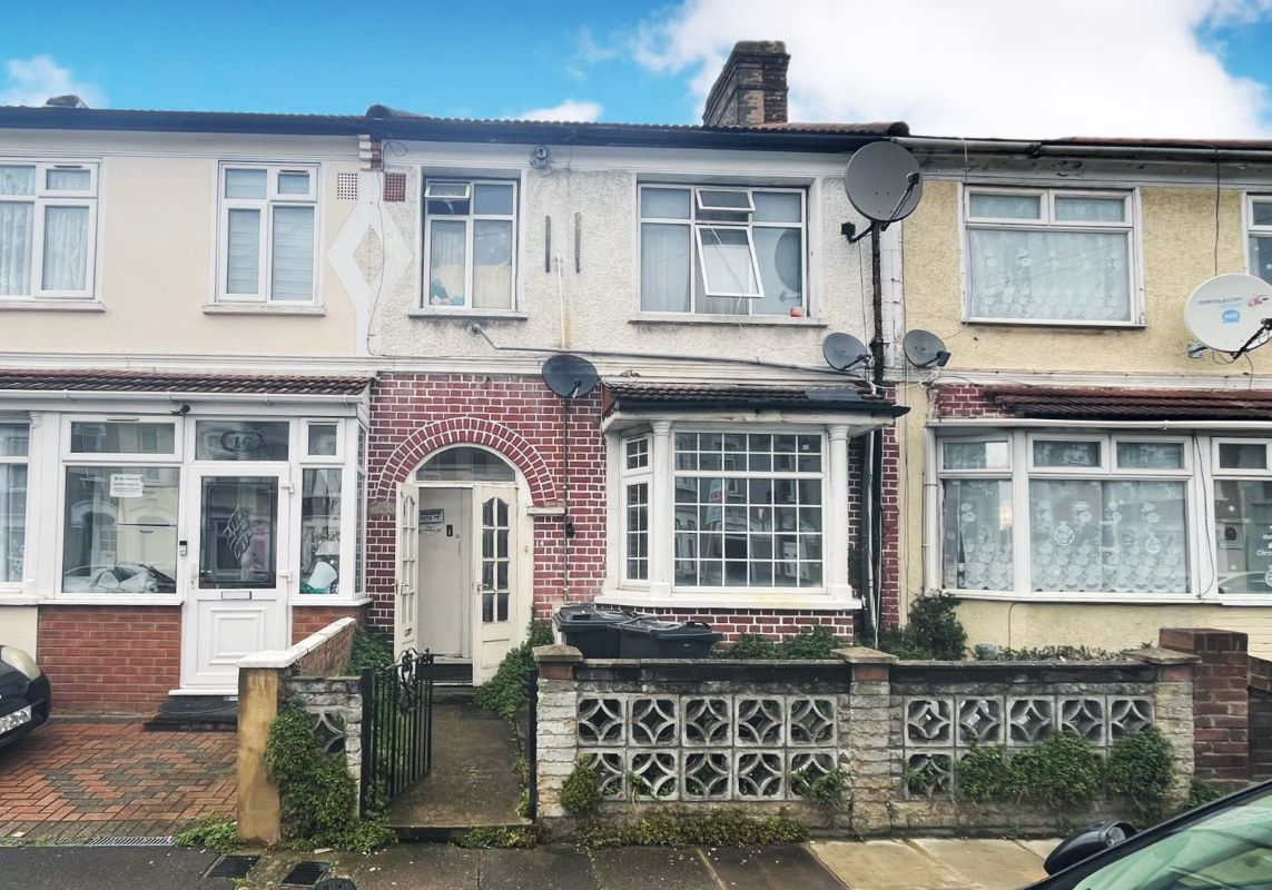 Flat 1, 14 Hickling Road, Ilford, Essex, IG1 2HY