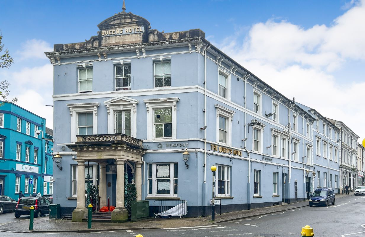 The Queen's Hotel, 19 Bridge Street, Newport, Gwent, NP20 4AN