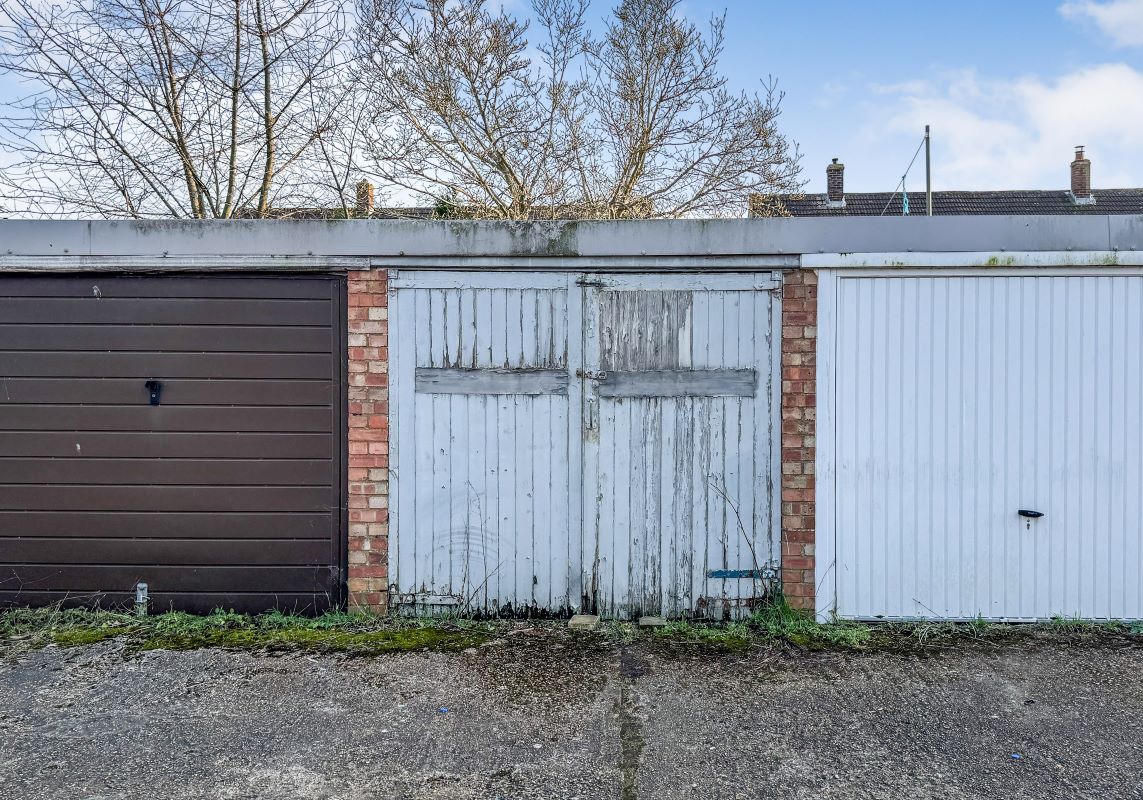 Garage to the Rear of 136 Canterbury Road, Kennington, Ashford, Kent, TN24 9QE