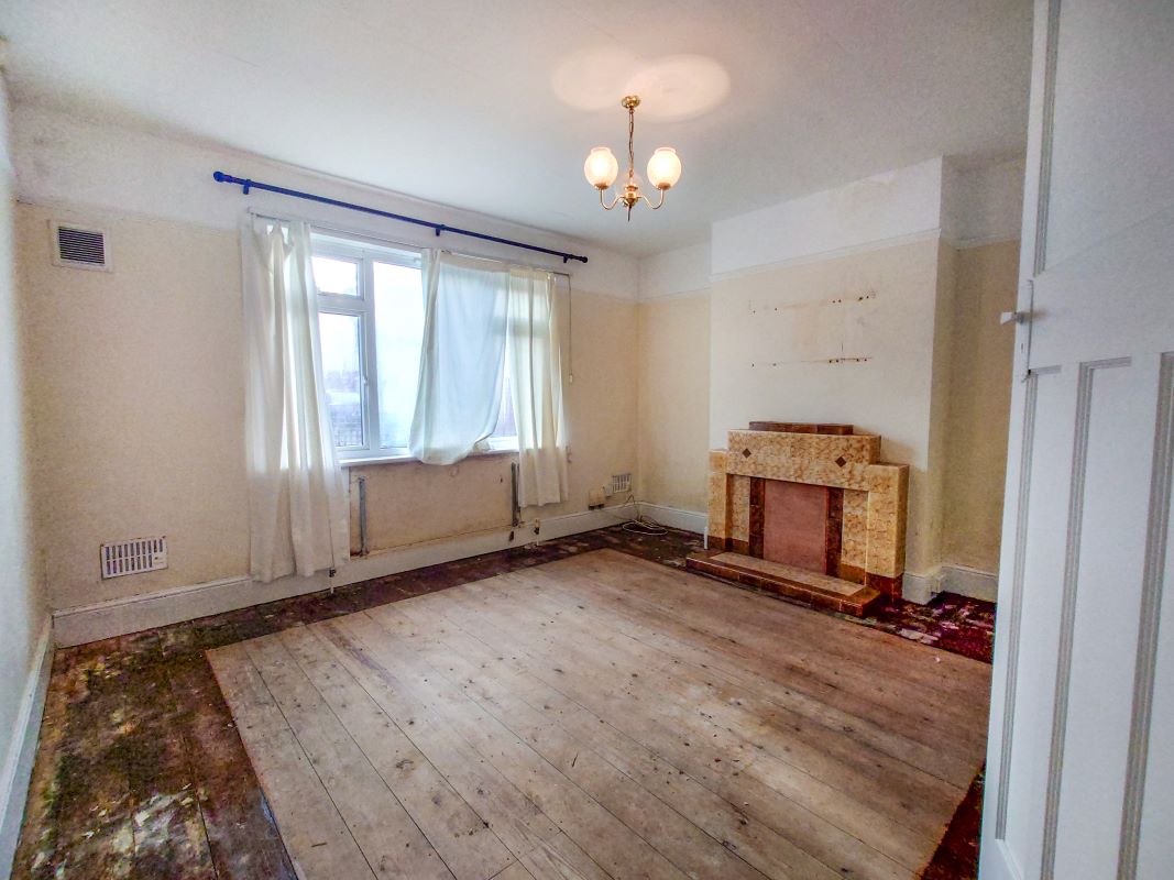 32 Whaddon Road, Cheltenham, Gloucestershire, GL52 5NA