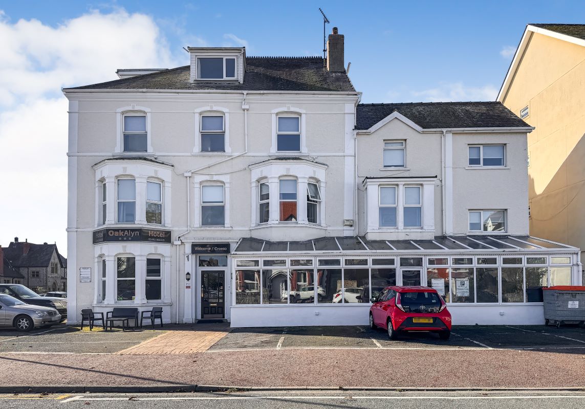 Oak Alyn Hotel, 2-4 Deganwy Avenue, Llandudno, Gwynedd, LL30 2YB