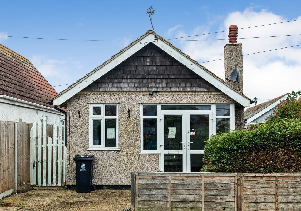 27 Flowers Way, Jaywick, Clacton-on-Sea, Essex, CO15 2EP