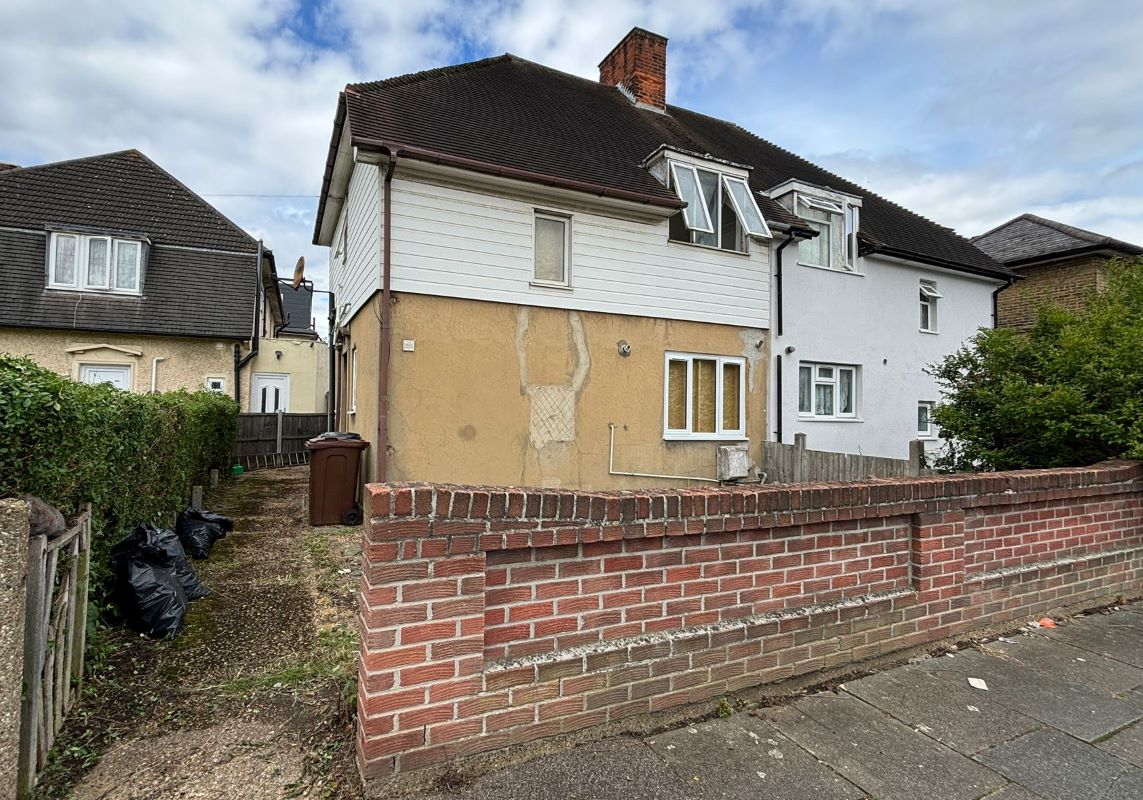 122 Chittys Lane, Dagenham, Essex, RM8 3RT