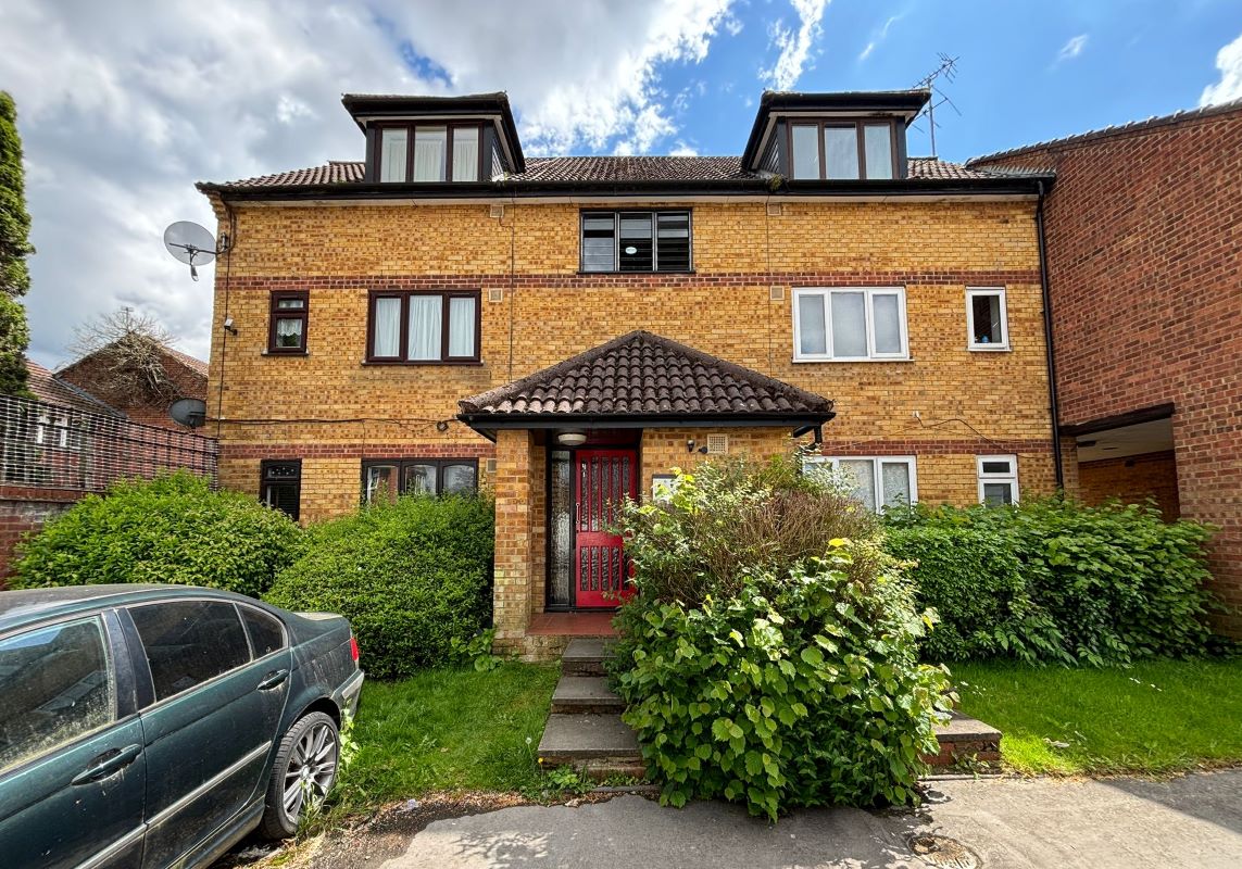 100 Springwood Crescent, Edgware, Middlesex, HA8 8SG