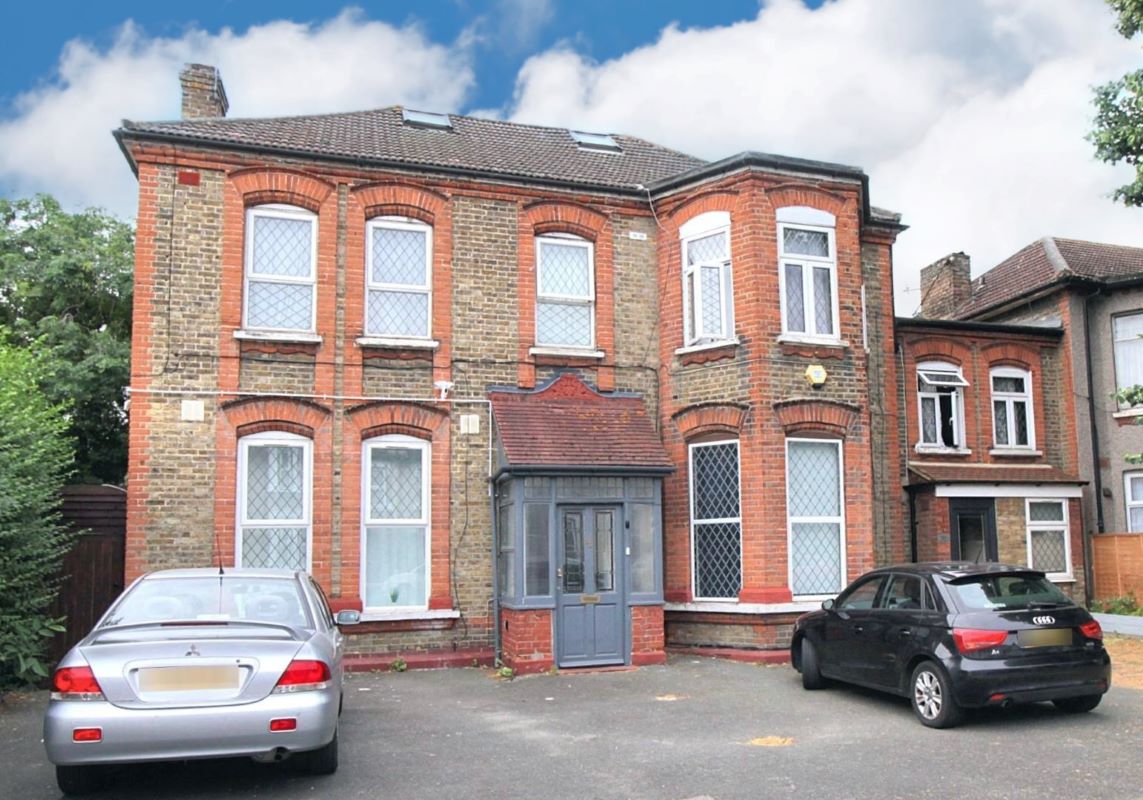 Flat 6, 92 Aldborough Road South, Ilford, Essex, IG3 8EY